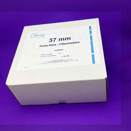 White cardboard box labeled '37 mm Porte-filtre - Filterholders' on a purple background, showing product label text 'ARC60002' and blue design on the side panel.